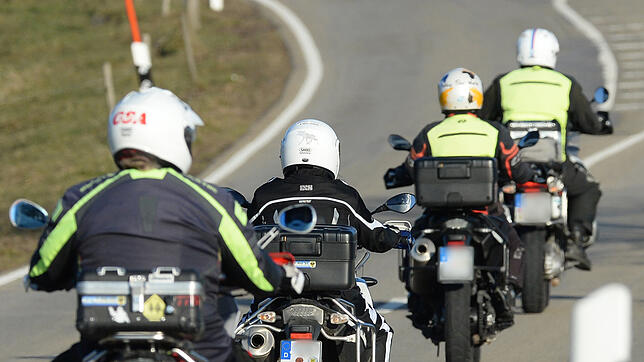 Eine Gruppe von Motorradfahrern ist bei bei St. Peter im Schwarzwald unterwegs. Das gute Wetter lockt die Fahrer ins Freie.