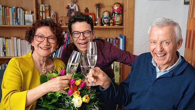 Dorothea Wehinger (links) hat bei der Landtagswahl 2021 ihr Direktmandat im Wahlkreis 57 Singen-Stockach verteidigt. Darauf stößt sie ...