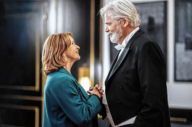 „An seiner Seite“: Charlotte (Senta Berger) ist mit ihrem Mann, dem erfolgreichen Dirigenten Walter (Peter Simonischek), ...