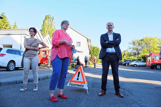 Claudia Ehret (Mitte) erklärt, dass die Straße zur Feuerwehr erneuert werden sollte.