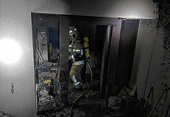 Einsatzkräfte in der verwüsteten Wohnung.