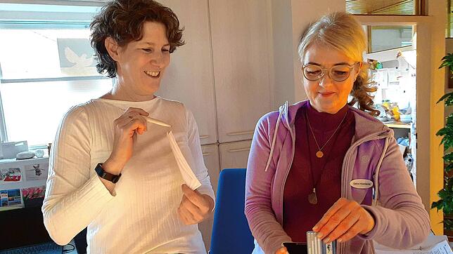 Ärztin Patricia Andriessens (links) mit Arzthelferin Sabine Hilzenbecher. Seit 1. Januar gibt es in der Praxisgemeinschaft in Salem das ...