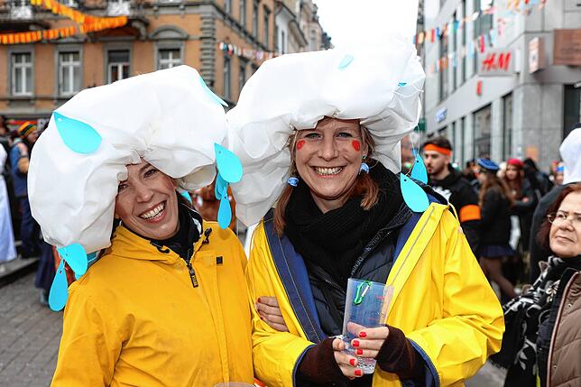 Bild 22: Schmotziger Dunschtig 2024: Auf und vor der Marktstätten-Bühne gibt es kein Halten mehr