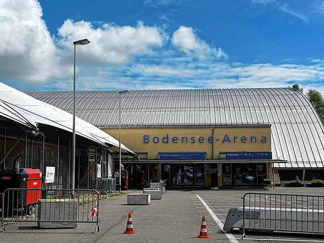 Baumängel und Brandschutzprobleme: Die Bodensee-Arena direkt an der Stadt- und Staatsgrenze zwischen Konstanz und Kreuzlingen braucht ...