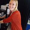 Bei "Baumer-Inspection" in Konstanz entwickelt Nina Utzelmann bessere Lösungen, um Kratzer in Oberflächen zu entdecken.