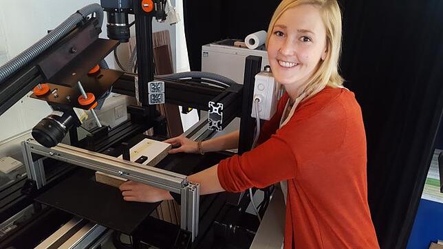Bei "Baumer-Inspection" in Konstanz entwickelt Nina Utzelmann bessere Lösungen, um Kratzer in Oberflächen zu entdecken.