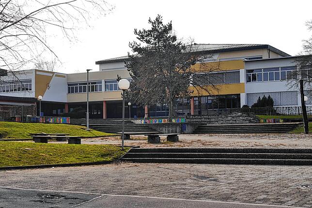 Der Pausenhof des Heidegger-Gymnasiums, auf dem normalerweise Schülerinnen und Schüler spielen, warten oder sich unterhalten, ist ...