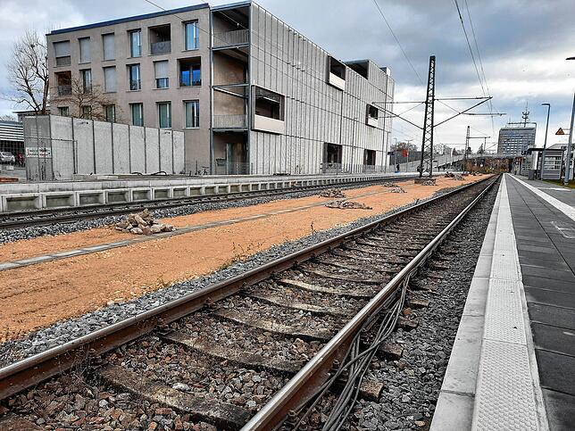Der Bahnhof Petershausen mit den neuen Bahnsteigen. Neu dienen Steinhaufen auf dem Mittelstreifen zwischen den Gleisen als Unterschlupf ...