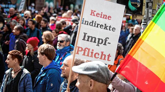 Querdenkerdemonstrationen fanden zuletzt unter großer Beteiligung und Missachtung der Infektionsschutzmaßnahmen statt. Immer wieder ...