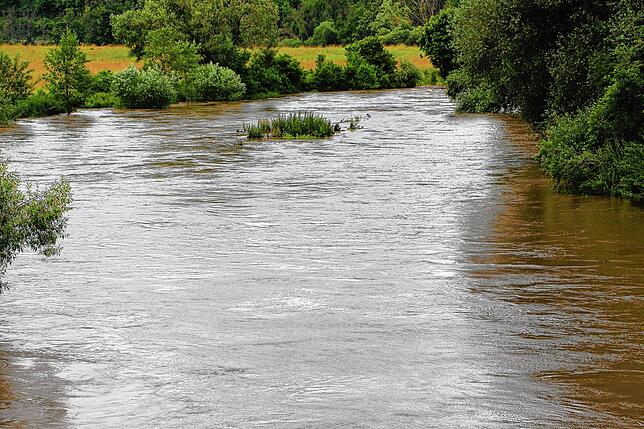 Die Donau hat Hochwasser und ist leicht über die Ufer getreten. Hier ein Bild aus Sigmaringendorf.