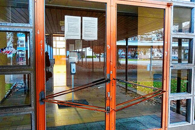 Der Zahn der Zeit hat auch an der Eingangstür der Turnhalle Pestalozzischule schon heftig genagt. Seit 2009 liegt ein Sanierungskonzept ...