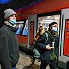 Hans-Peter Rottler (links) ist irritiert: Um 7.30 Uhr fährt zwar ein Zug in den Bahnhof-Mitte ein, er endet aber in Überlingen-Therme. ...