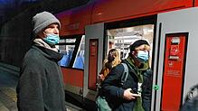 Hans-Peter Rottler (links) ist irritiert: Um 7.30 Uhr fährt zwar ein Zug in den Bahnhof-Mitte ein, er endet aber in Überlingen-Therme. ...