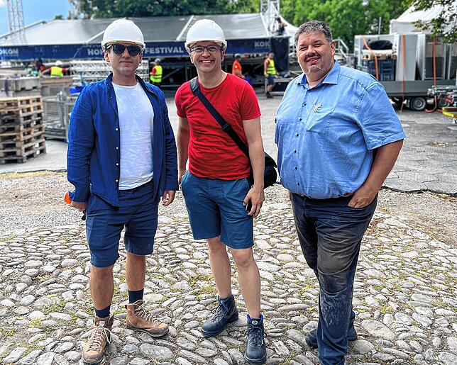 Helm und Sicherheitsschuhe sind Pflicht auf der Baustelle (von links): Kokon-Co-Geschäftsführer Xhavit Hyseni, der Singener ...