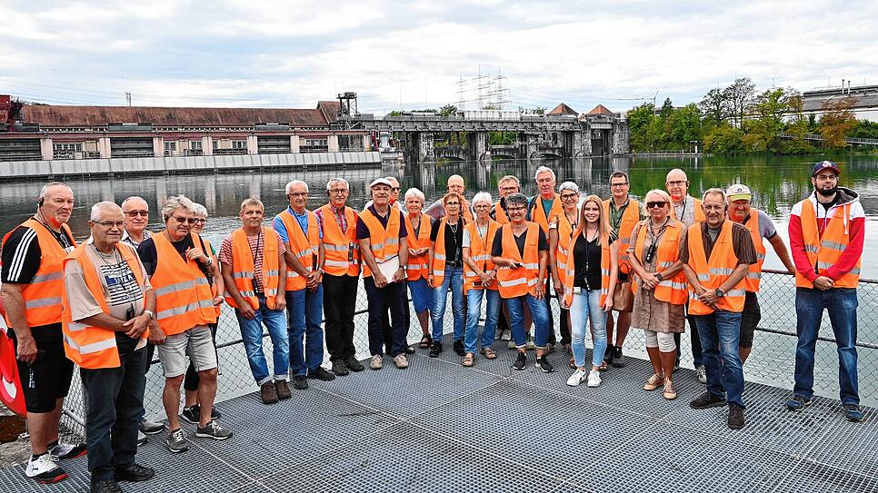 23 SÜDKURIER-Leser waren im Rahmen der Aktion „Der SÜDKURIER öffnet Türen“ bei der Führung durch das Rheinkraftwerk ...