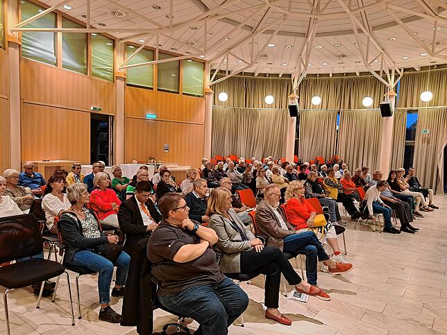 Bettina Huber, Juliane Brenke und Peter Kaiser (erste Reihe von links) hören den Vortrag von Frank Markus Pusel bei der Sitzung des ...