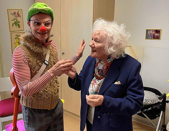 Bewohnerin Martha Hohlocher ist sichtlich erfreut, als Fridolin mit ihr zu tanzen beginnt.