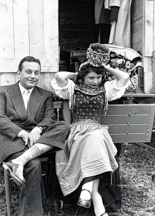 Schauspieler Walter Müller mit Sonja Ziemann bei den Dreharbeiten in St. Peter.