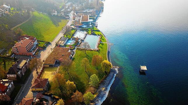 Das Frei- und Strandbad in Meersburg mit Liegewiese, Sprungturm und Schwimmbecken ist noch verwaist. Der Betreiber, die Meersburg ...
