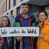 Eine Elterninitiative, hier die Sprecher Taija Schmidt sowie Yvonne und Waldemar Frick vor dem Schulamt, kritisieren die Teststrategie ...