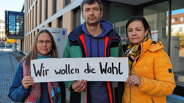 Eine Elterninitiative, hier die Sprecher Taija Schmidt sowie Yvonne und Waldemar Frick vor dem Schulamt, kritisieren die Teststrategie ...
