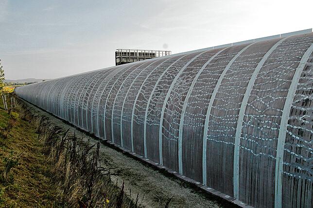 Unser Bild zeigt die vielen Risse auf der Rückseite der Lärmschutzwand, die jetzt vom Bauunternehmen verpresst wurden.