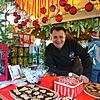 Hincooker Andreas Schuler an seinem Stand. Michael Breuninger, der schon seit 35 Jahren auf dem Weihnachtsmarkt vertreten ist, hat den ...