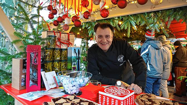 Hincooker Andreas Schuler an seinem Stand. Michael Breuninger, der schon seit 35 Jahren auf dem Weihnachtsmarkt vertreten ist, hat den ...