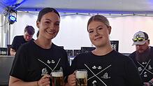Marie Zielinski (rechts) und Svenja Schäuble versorgen die Gäste im Festzelt mit kühlen Getränken.