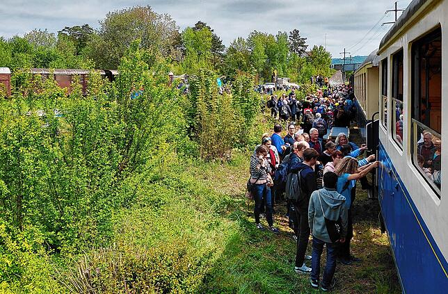 Großer Andrang herrschte im Bahnhof von Etzwilen. Eigentlich sollten hier zwei zusätzliche Waggons angehängt werden. Der Betriebsablauf ...