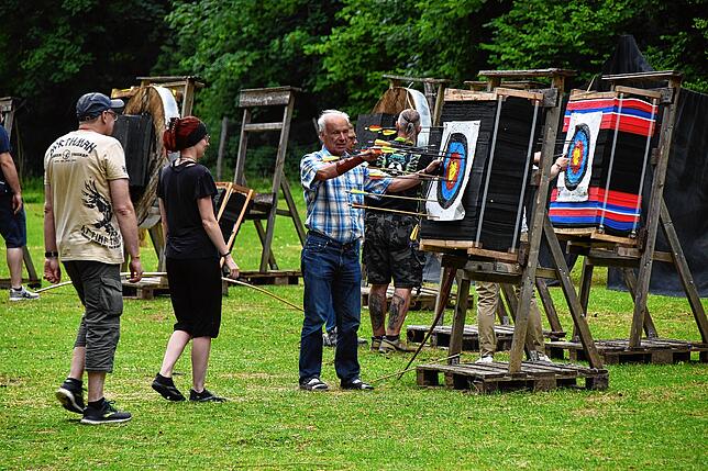 Bild 26: Ausgelassene Stimmung in Eigeltingen: Die 25. Internationale Bogen- und Messermachermesse in der Lochmühle