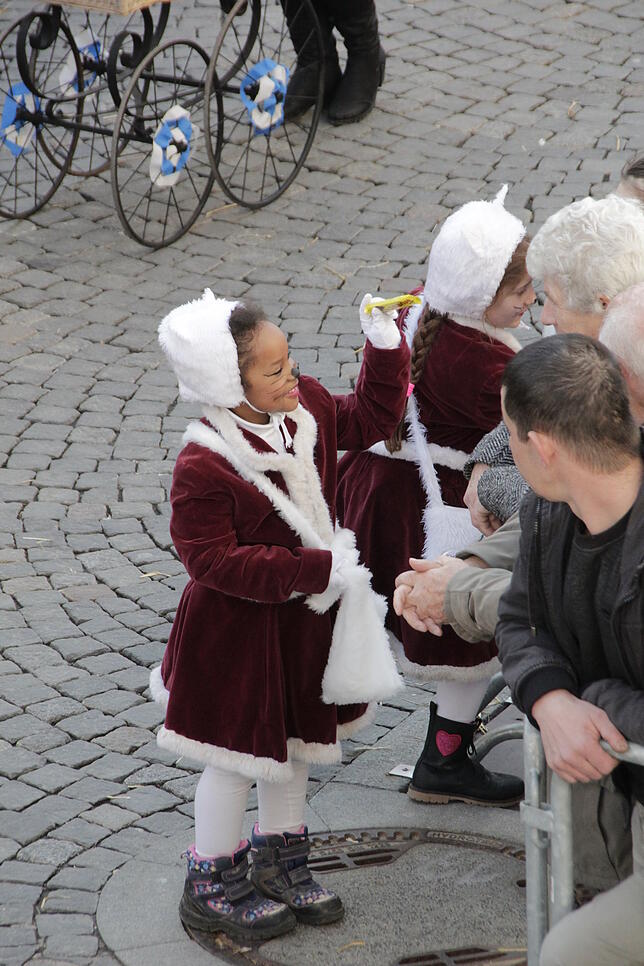 Bild 13: Bilder vom großen Kinderumzug von oben – Teil 2