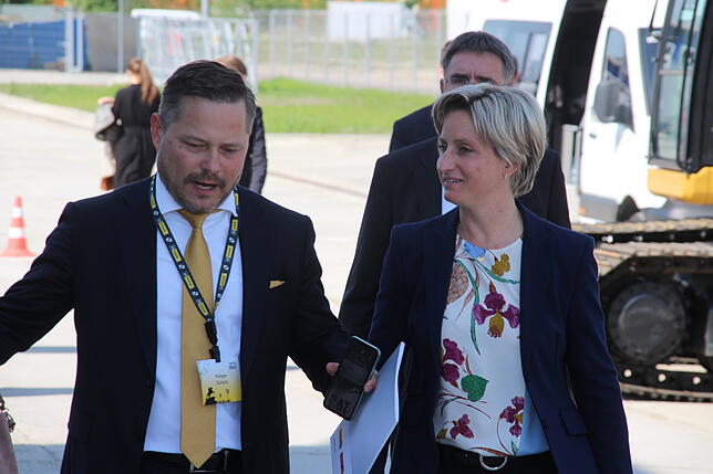 Holger Schulz, Generaldirektor von Zeppelin in Russland, mit Baden-Württembergs Wirtschaftsministerin Nicole Hoffmeister-Kraut.