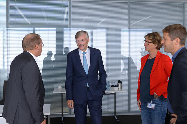 ZF-Chef Wolf-Henning Scheider (2. v. links) spricht mit SÜDKURIER-Redakteuren Andreas Ambrosius, Kerstin Mommsen und Walther Rosenberger ...