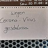 Ein Wettbüro mit Gastrobetrieb in der Jahnstraße kündigt seine Schließung an.