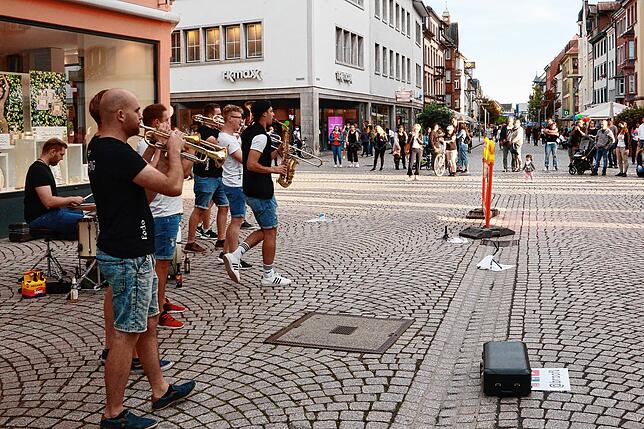 Die Brass Band „Brotäne Herdepfel“ ist beim Langen Dunnschtig der ´Händler in der Villinger Innenstadt ein echter Höhepunkt. ...