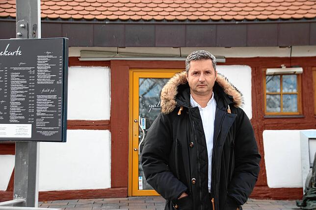 Habacuc Gallardo im November 2020 vor seinem Restaurant in Bodman