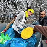 Der Müll wird verladen. Alle Säcke, die gebracht wurden, konnten per Anhänger auf die Küssaburg gebracht werden zum Finale.