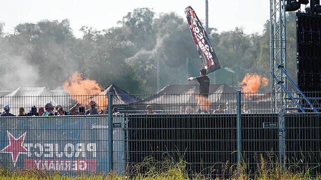 Der Blick von draußen: Von Freitag bis Sonntag fand in Bermatingen das Open-Air-Festival von Project Germany statt. Die Presse war nicht ...
