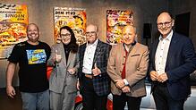 Bei der Eröffnung (von links): Michael Bietenholz, Technischer Direktor des MAC, Hausherrin Gabriela Unbehaun-Maier, Clemens Bieniger, ...