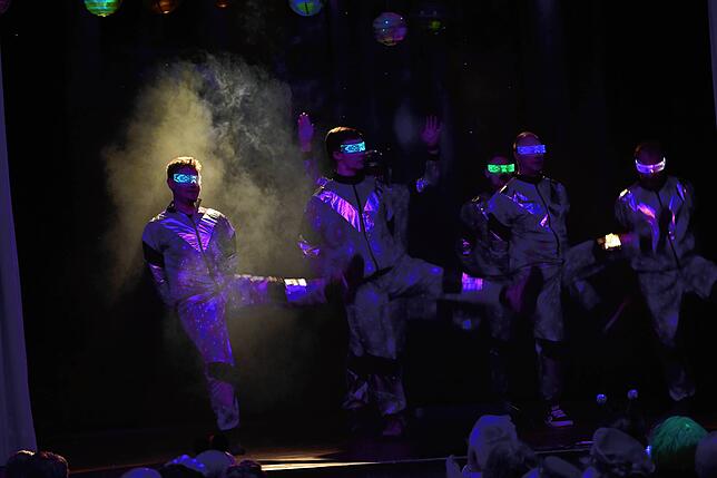 Bild 18: Narren feiern schwerelos im All