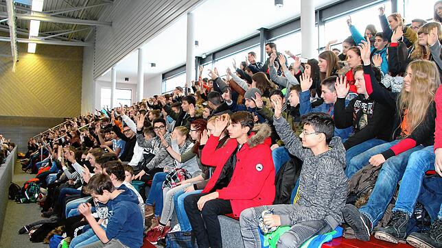 Die Realschülerinnern und Realschüler aller Klassen hören am Mittwoch in der Blumberger Eichbergsporthalle Carsten Stahl zu, der von ...