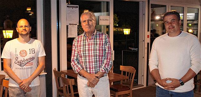 Bei der Hauptversammlung des Tischtennisclubs Laufenburg (TTC) gratulierte der 1. Vorsitzende Andreas Müller dem neuen Kassenprüfer, ...