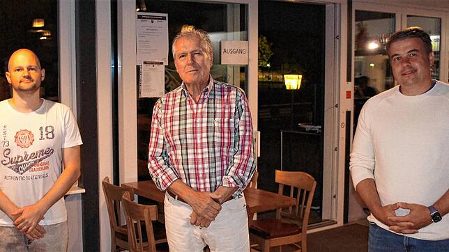 Bei der Hauptversammlung des Tischtennisclubs Laufenburg (TTC) gratulierte der 1. Vorsitzende Andreas Müller dem neuen Kassenprüfer, ...