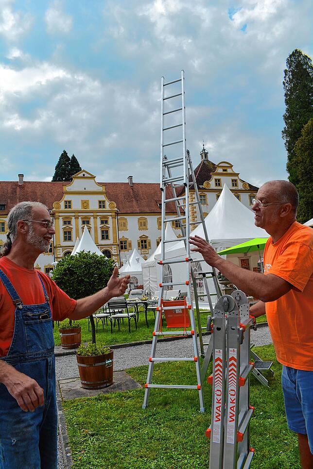 Michael Denker (links), der die Schmiede in Schloss Salem betreibt, interessiert sich für eine Teleskopleiter, die Kai Ritter vorführt.