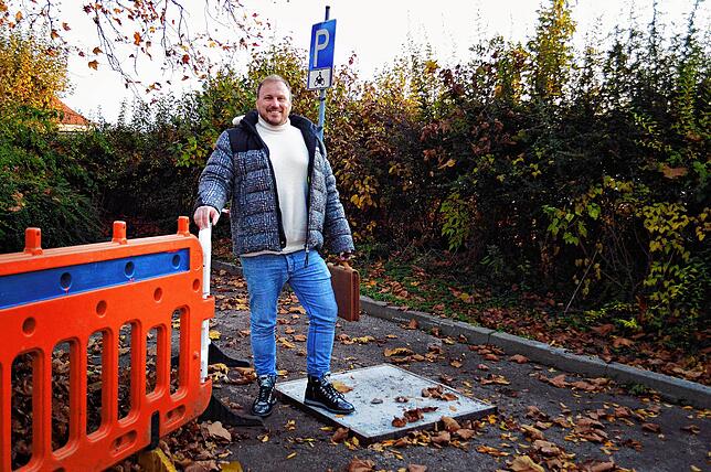 Alexander Fend am künftigen Standort der Ladestation für E-Bikes. Das Fundament wurde bereits gelegt, in den kommenden Wochen wird die ...