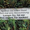 Mit diesem humorvollen Schild will ein Grundstückbesitzer in der Waldshuter Straße Hundebesitzer dazu bringen, den Kot ihrer Tiere zu ...
