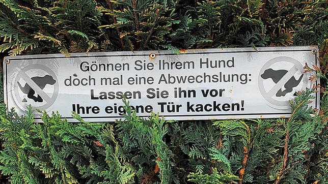 Mit diesem humorvollen Schild will ein Grundstückbesitzer in der Waldshuter Straße Hundebesitzer dazu bringen, den Kot ihrer Tiere zu ...
