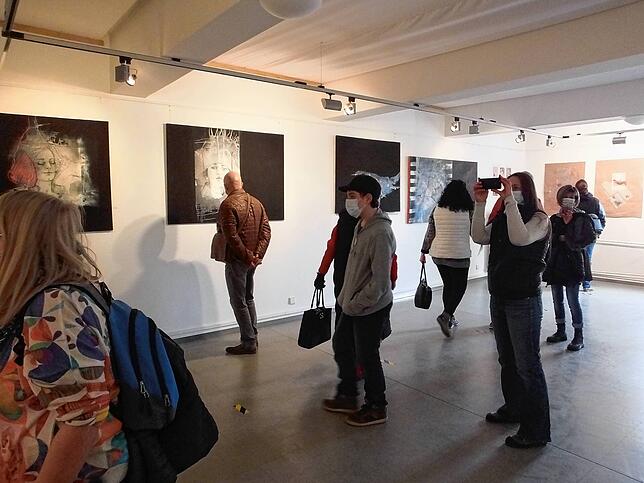 Die Ausstellung „Corona Medial“ in der Galerie Kunsthaus Caserne im Fallenbrunnen 17 in Friedrichshafen hat am Wochenende ...