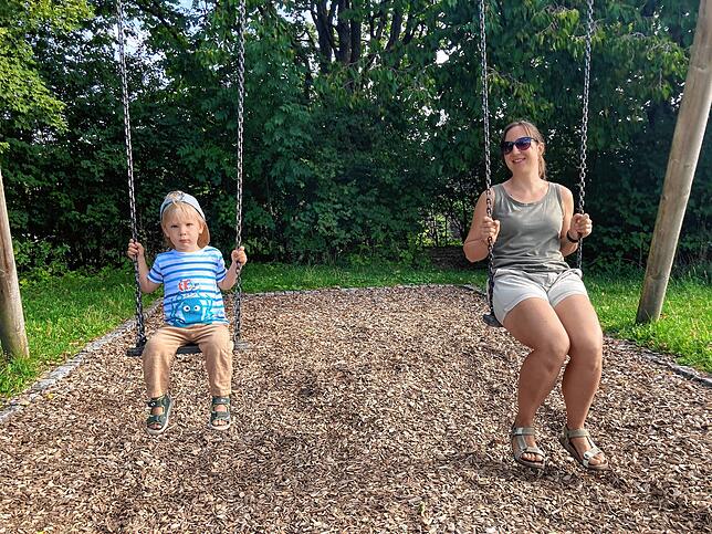 Lio ist mit seiner Mutter Simone Andris morgens um halb Zehn der erste auf dem Hubenloch-Spielplatz. Zwar fehlen noch die ...